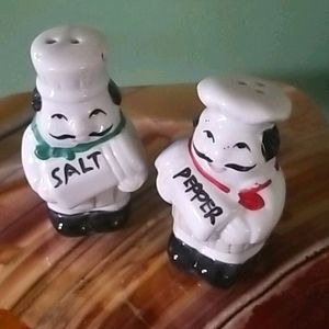 🚨 Vintage Salt & Pepper Shakers